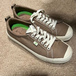 Cariuma tan sneakers
